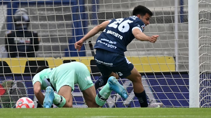 Alan Bautista aprovechó un grave error de Rodrigo Parra en el Pumas-Pachuca. Alan Bautista aprovechó un grave error de Rodrigo Parra en el Pumas-Pachuca.