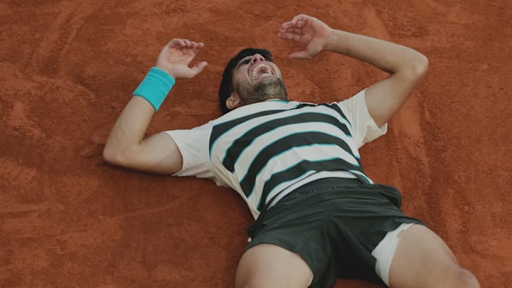 El español Carlos Alcaraz celebra tras ganar la final de individuales masculinos contra el italiano Jannik Sinner, en el día 15 del torneo de tenis Roland Garros El español Carlos Alcaraz celebra tras ganar la final de individuales masculinos contra el italiano Jannik Sinner, en el día 15 del torneo de tenis Roland Garros