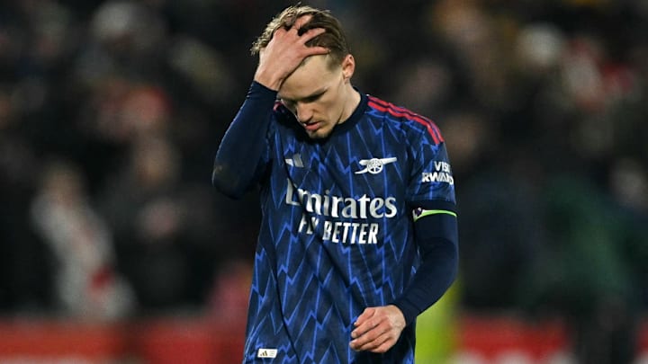 El noruego Martin Odegaard, mediocampista estelar del Arsenal, reacciona tras el empate de su equipo frente al Brentford. El noruego Martin Odegaard, mediocampista estelar del Arsenal, reacciona tras el empate de su equipo frente al Brentford.