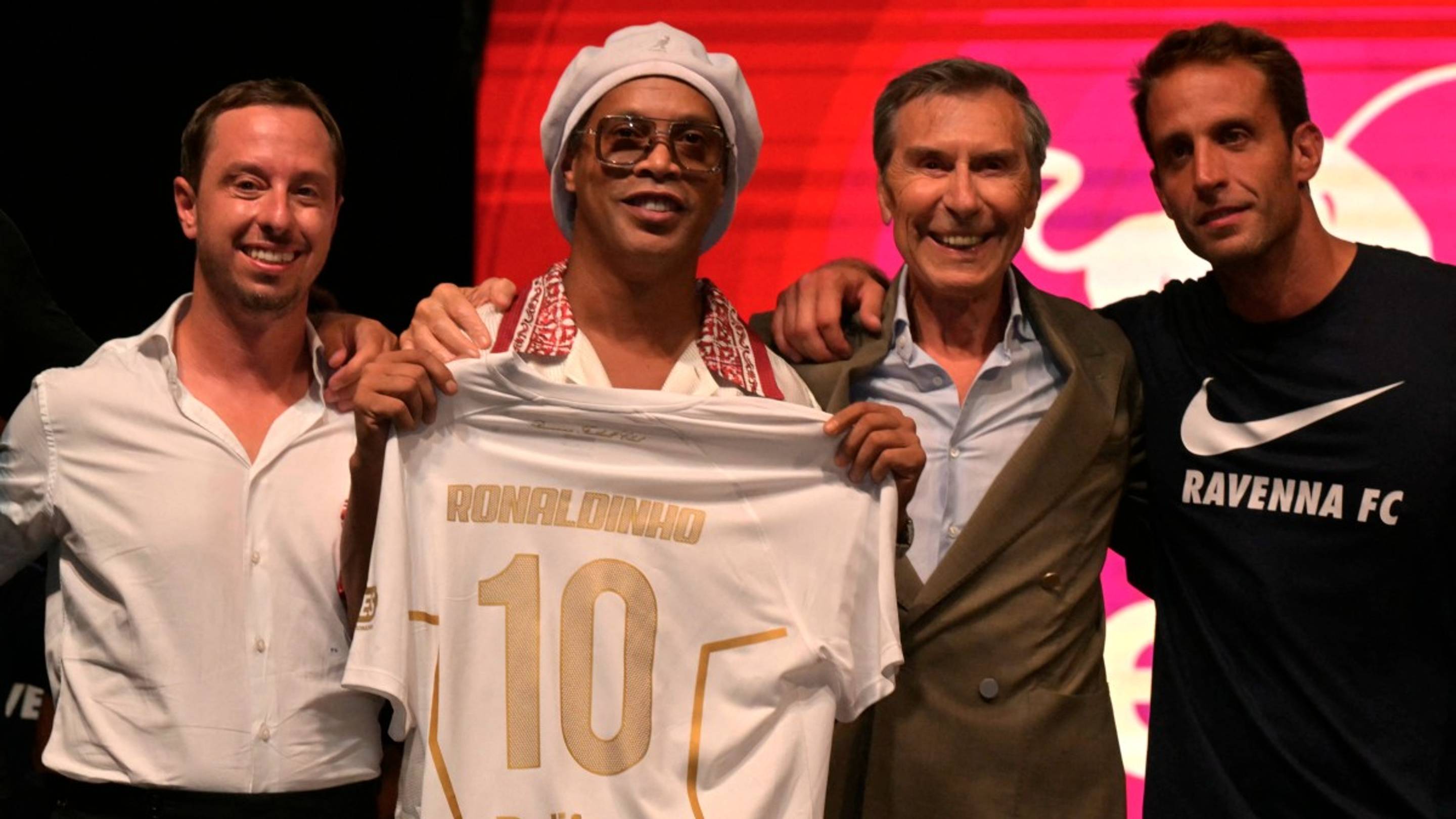Ronaldinho quiere su gol 300: así fue su presentación con Ravenna