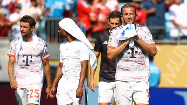 El partido entre el Bayern Múnich y el Benfica superó los 30 grados Celsius. Aquí jugadores del club alemán rendidos por la temperatura. El partido entre el Bayern Múnich y el Benfica superó los 30 grados Celsius. Aquí jugadores del club alemán rendidos por la temperatura.
