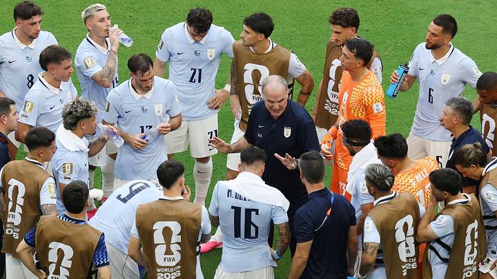 Marcelo Bielsa compara las pausas de hidratación con el impacto del VAR Marcelo Bielsa compara las pausas de hidratación con el impacto del VAR