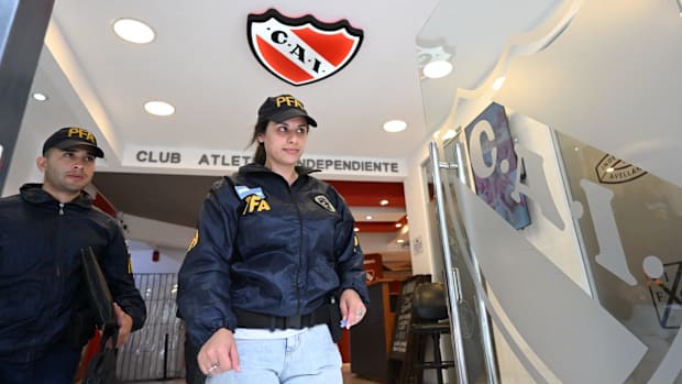 Imágenes de la policía argentina afuera del Club Atlético Independiente.