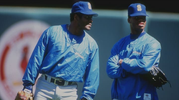 1990: Ken Griffey Jr., joven promesa de los Mariners, comparte el campo con su padre, Ken Griffey Sr.