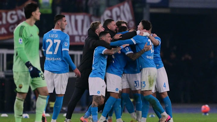 Jugadores del Nápoles celebran el triunfo sobre la Roma