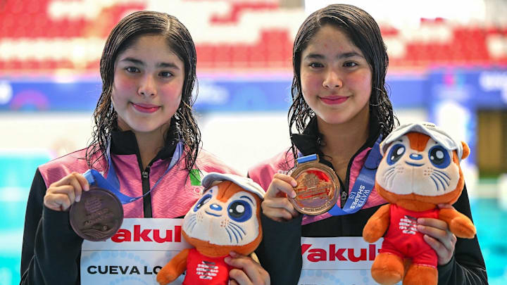 Lía y Mía Cueva Lobato, las brillantes clavadistas mexicanas de 14 años con su medalla de bronce, primera en competencias mundiales.