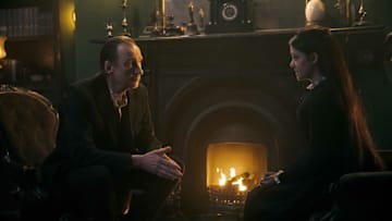 Sherlock & Daughter -- “The Challenge” -- Image Number: SAD101a_0106r -- Pictured (L-R): David Thewlis as Sherlock Holmes and Blu Hunt as Amelia -- Photo: Fionn McCann/Starlings Entertainment -- © 2025 Starlings Entertainment. All Rights Reserved.
