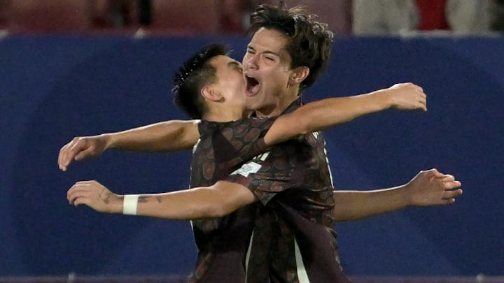 Gilberto Mora (izq.) y Diego Ochoa celebran el gol de este último con el cual México empató 2-2 a Brasil en el Mundial Sub 20 de Chile. Gilberto Mora (izq.) y Diego Ochoa celebran el gol de este último con el cual México empató 2-2 a Brasil en el Mundial Sub 20 de Chile.