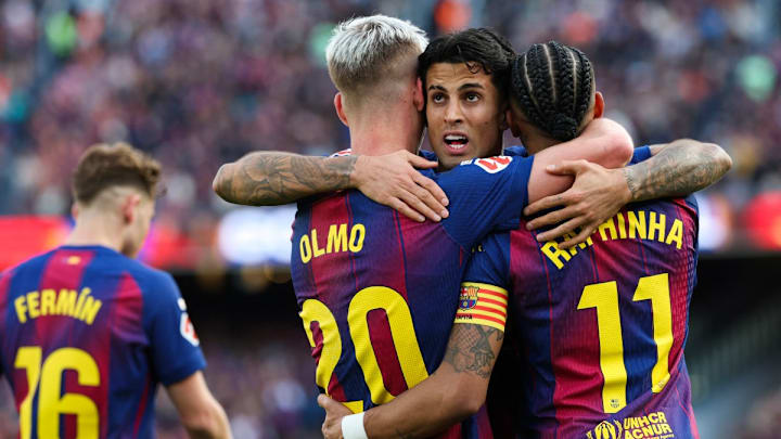 Joao Cancelo celebra con Dani Olmo y Raphina uno de los goles del Barcelona sobre el Sevilla Joao Cancelo celebra con Dani Olmo y Raphina uno de los goles del Barcelona sobre el Sevilla
