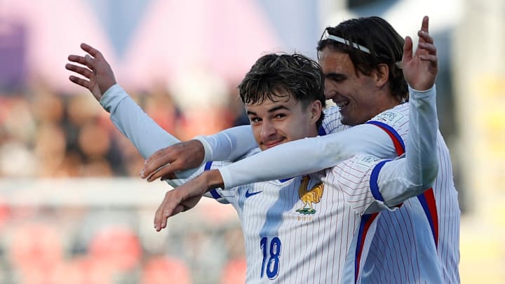Gabin Bernardeau, delantero galo, celebra con Andrea Le Borgne tras anotar el quinto gol de Francia frente a Nueva Caledonia en el Mundial Sub-20.