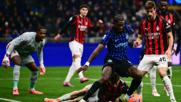 Marcus Thuram (Inter) disputa un balón en el derbi de Milán. Marcus Thuram (Inter) disputa un balón en el derbi de Milán.