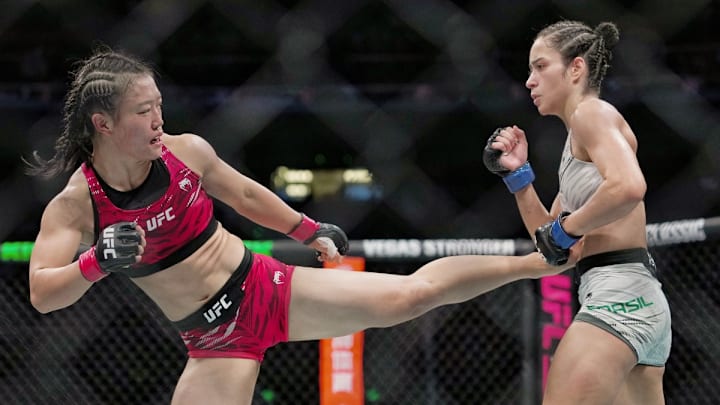 La luchadora china Shi Ming (i) golpea a la brasileña Bruna Brasil. La luchadora china Shi Ming (i) golpea a la brasileña Bruna Brasil.