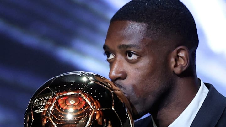 Ousmane Dembélé besa el Balón de Oro.