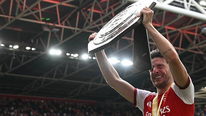 El centrocampista alemán del Arsenal, Kai Havertz, celebra con el trofeo de la Community Shield tras la victoria de los Gunners sobre el Manchester City en el Principality Stadium de Cardiff. El centrocampista alemán del Arsenal, Kai Havertz, celebra con el trofeo de la Community Shield tras la victoria de los Gunners sobre el Manchester City en el Principality Stadium de Cardiff.