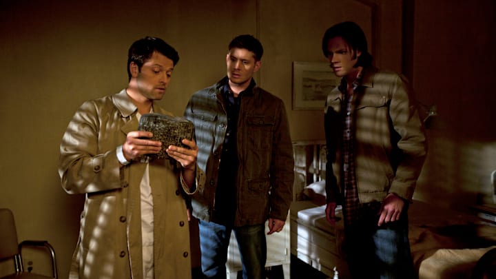 "Reading is Fundamental" - (l-r): Misha Collins as Castiel, Jensen Ackles as Dean, Jared Padalecki as Sam in SUPERNATURAL on The CW.
Photo: Marcel Williams/The CW ©2012 The CW Network, LLC. All Rights Reserved.