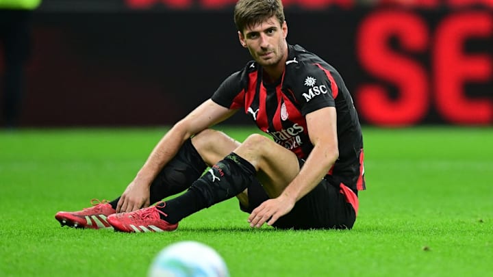 Matteo Gabbia, zaguero del Milan, durante el encuentro frente al Pisa.