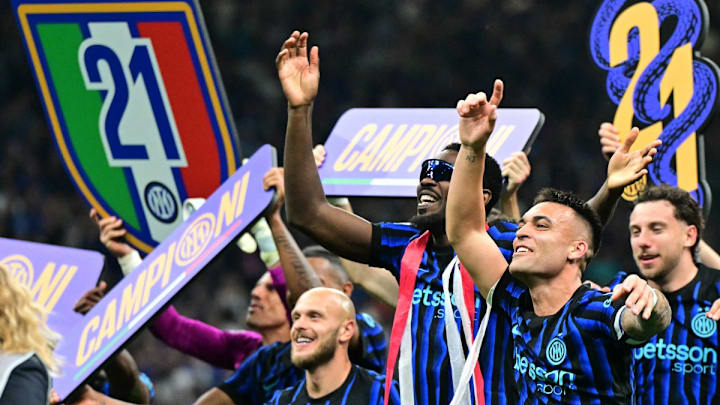 Jugadores del Inter festejan el título de su equipo