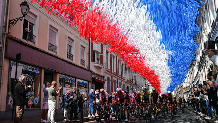 El Tour de Francia vivió una tercera etapa muy accidentada en la cual aparecieron las primeras amonestaciones a ciclistas en la historia de la vuelta.