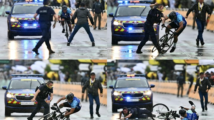 Momento en el que es derribado el hombre que no participaba en la etapa del Tour de Francia.
