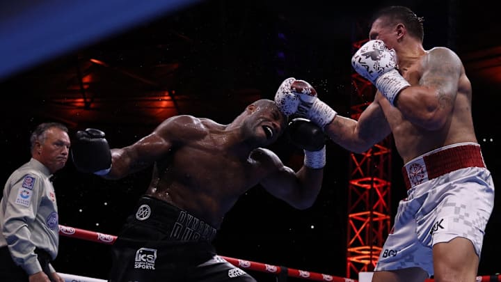 Oleksandr Usyk, derecha, noqueó Daniel Dubois en el quinto asalto y además de recuperar, unificó los títulos WBA, WBO, WBC e IBF en la división de peso pesado.