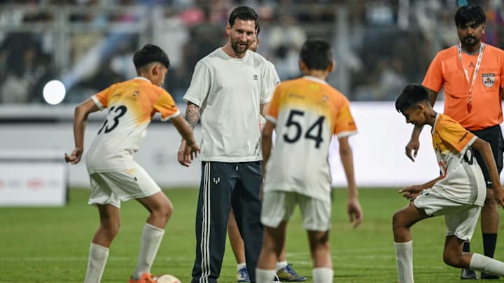 Messi convivió con jóvenes de India durante su gira por ese país. Espera volver pronto, dijo tras su multitudinario viaje.