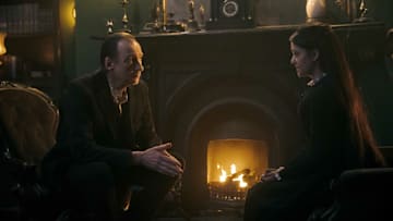 Sherlock & Daughter -- “The Challenge” -- Image Number: SAD101a_0106r -- Pictured (L-R): David Thewlis as Sherlock Holmes and Blu Hunt as Amelia -- Photo: Fionn McCann/Starlings Entertainment -- © 2025 Starlings Entertainment. All Rights Reserved.