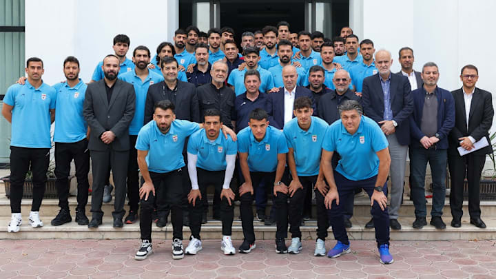 El presidente de Irán, Masoud Pezeshkian (centro-izquierda), posa para una foto de grupo con los jugadores de la selección nacional de futbol de Irán. El presidente de Irán, Masoud Pezeshkian (centro-izquierda), posa para una foto de grupo con los jugadores de la selección nacional de futbol de Irán.