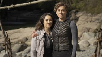 The 100 -- "The Last War" -- Image Number: HU716b_0238r.jpg -- Pictured (L-R): Luisa d'Oliveira as Emori and Tasya Teles as Echo -- Photo: Diyah Pera/The CW -- 2020 The CW Network, LLC. All rights reserved.