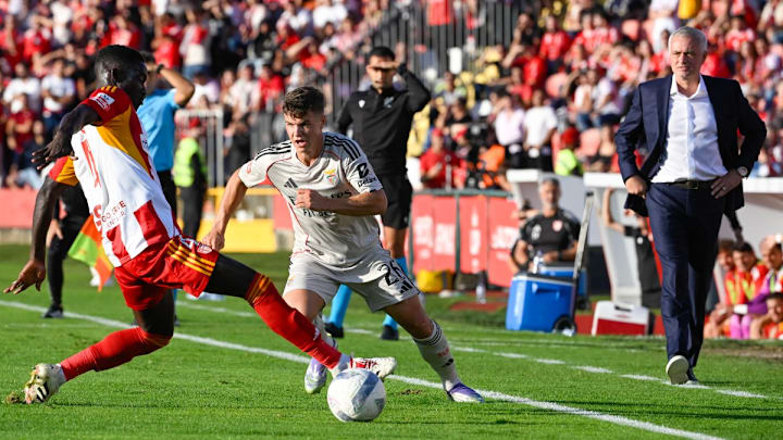 José Mourinho (D), observa mientras el defensa sueco del Benfica, Samuel Dahl (C), encara al defensa senegalés del AVS, Sidi Bane.