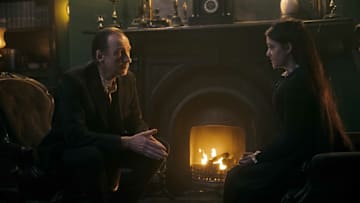 Sherlock & Daughter -- “The Challenge” -- Image Number: SAD101a_0106r -- Pictured (L-R): David Thewlis as Sherlock Holmes and Blu Hunt as Amelia -- Photo: Fionn McCann/Starlings Entertainment -- © 2025 Starlings Entertainment. All Rights Reserved.