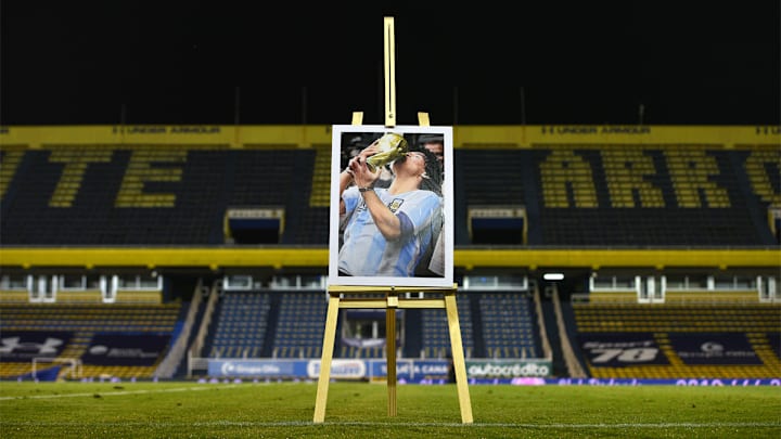 Rosario rindió homenaje a Diego Maradona con una imagen suya en el centro del campo antes del partido entre Rosario Central y River Plate. El torneo fue renombrado Copa Diego Maradona