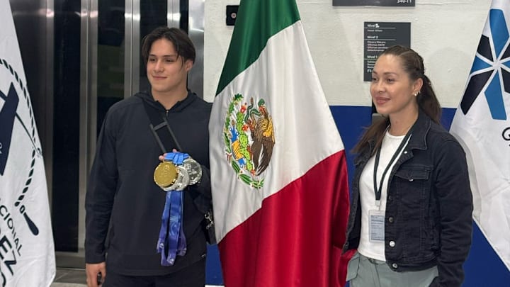 Osmar Olvera fue recibido por su mamá Mayanin Ibarra tras su cosecha de cuatro medallas en el Mundial de Singapur. Osmar Olvera fue recibido por su mamá Mayanin Ibarra tras su cosecha de cuatro medallas en el Mundial de Singapur.