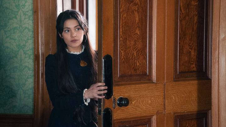 Sherlock & Daughter -- “The Challenge” -- Image Number: SAD101a_0263r -- Pictured (L-R): Blu Hunt as Amelia -- Photo: Jim Hession/Starlings Entertainment -- © 2025 Starlings Entertainment. All Rights Reserved.