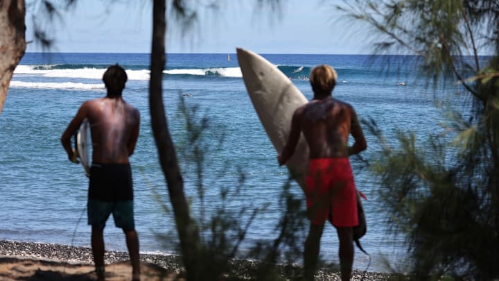 La costa francesa de Reunión vuelve a lucir a jóvenes en traje de baño y tabla de surf tras reiterados ataques de tiburones entre 2011 y 2019.