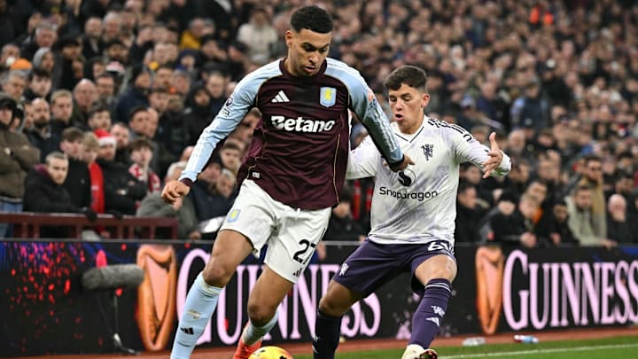 Morgan Rogers (Aston Vila) pelea un balón con Shea Lacey (Manchester United)