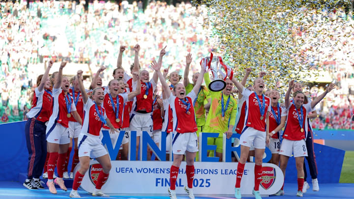 Jugadoras del Arsenal celebran el título de la Champions League Femenil tras vencer al Barcelona. Jugadoras del Arsenal celebran el título de la Champions League Femenil tras vencer al Barcelona.