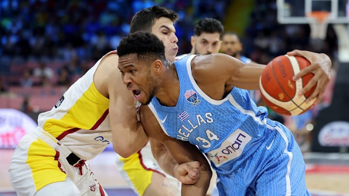 El griego Giannis Antetokounmpo al ataque frente al español Jaime Pradilla. España ha sido eliminado del Eurobasket.