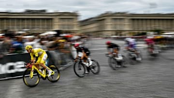 El ciclista esloveno del equipo XRG, Tadej Pogacar, con el maillot amarillo de líder de la general.