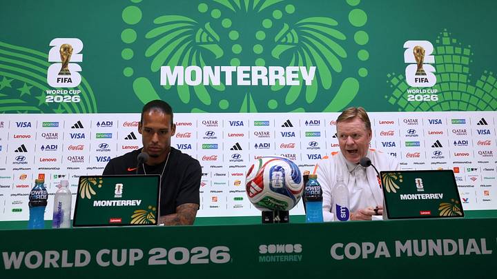 Ronald Koeman (der), técnico de Países Bajos, junto al capitán Virgil van Dijk