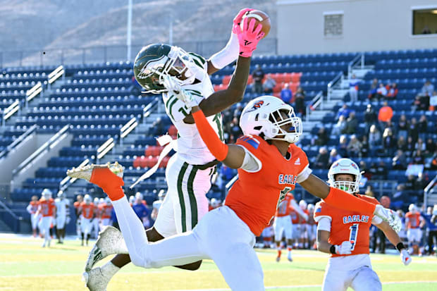 Travis Hunter makes an incredible catch for Collins Hill High School (Georgia) against Graham-Kapowsin (Washington).