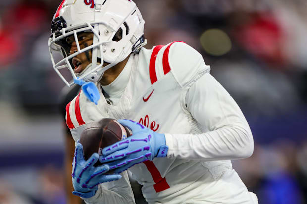 Duncanville (Texas) wideout Dakorien Moore, an Oregon commit, advances during the 2023 UIL 6A D1 state title game. 