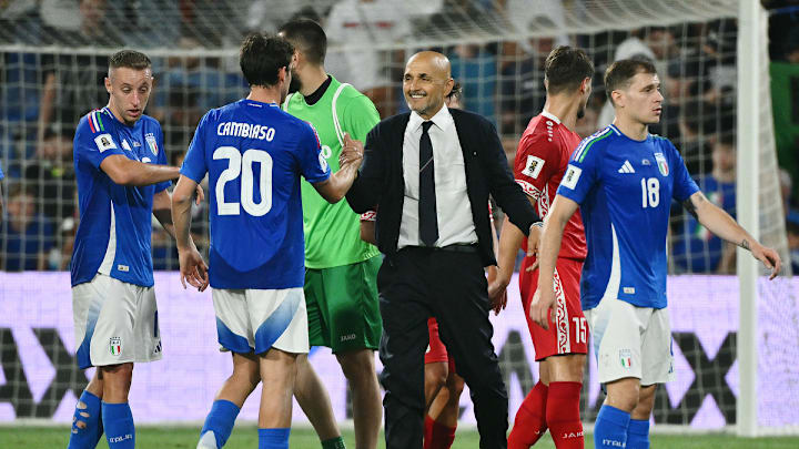 Luciano Spalleti felicita a Cambiaso tras el triunfo de Italia ante Moldavia. El técnico dejó su trabajo tras este partido a consecuencia de la derrota de días pasados ante Noruega.