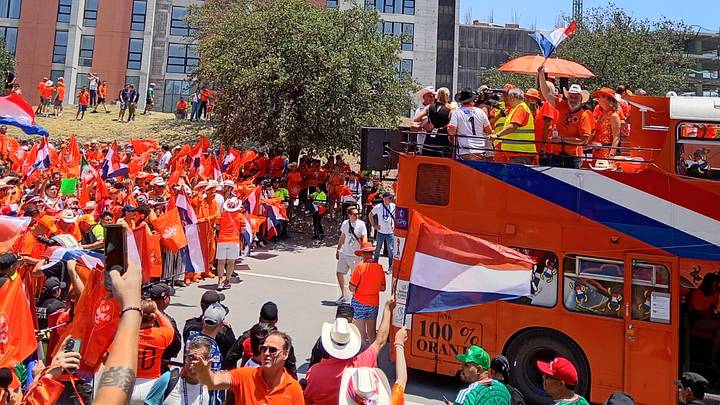 Cerca de cinco mil aficionados neerlandeses y mexicanos se reunieron en el Parque Fundidora.