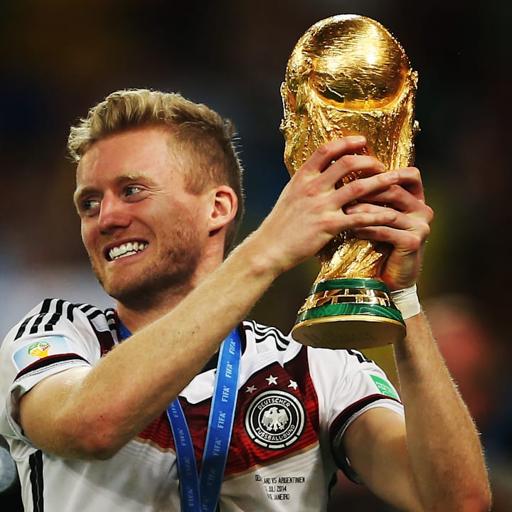 Andre Schürrle mit dem WM-Pokal