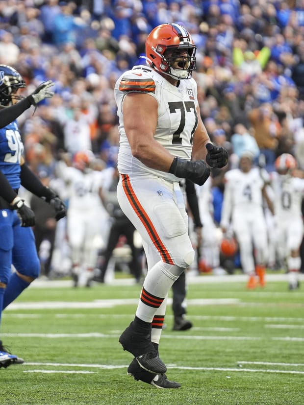 Oct 22, 2023; Indianapolis, Indiana, USA; Cleveland Browns guard Wyatt Teller (77) celebrates as the Indianapolis Colts