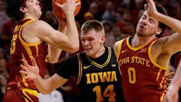 Iowa Hawkeyes guard Bennett Stirtz