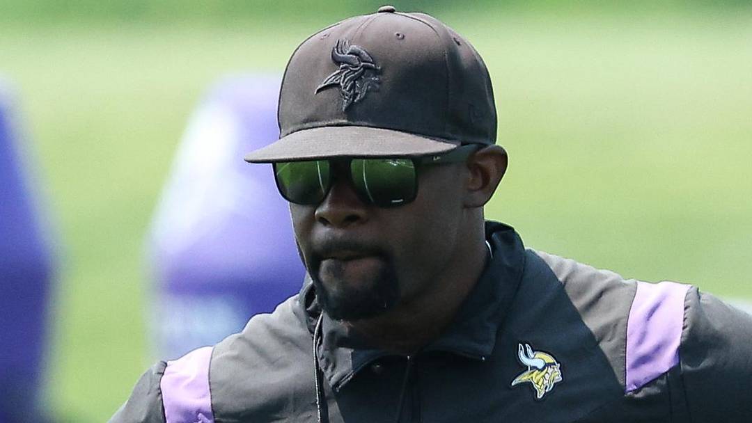 Minnesota Vikings defensive coordinator Brian Flores 