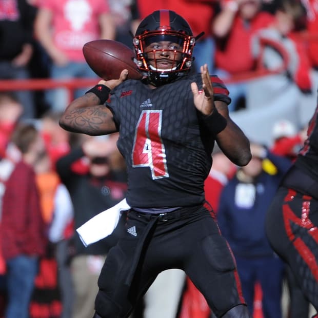 Nebraska Cornhuskers quarterback Tommy Armstrong Jr. (4) passes against the Northwestern Wildcats at Memorial Stadium.