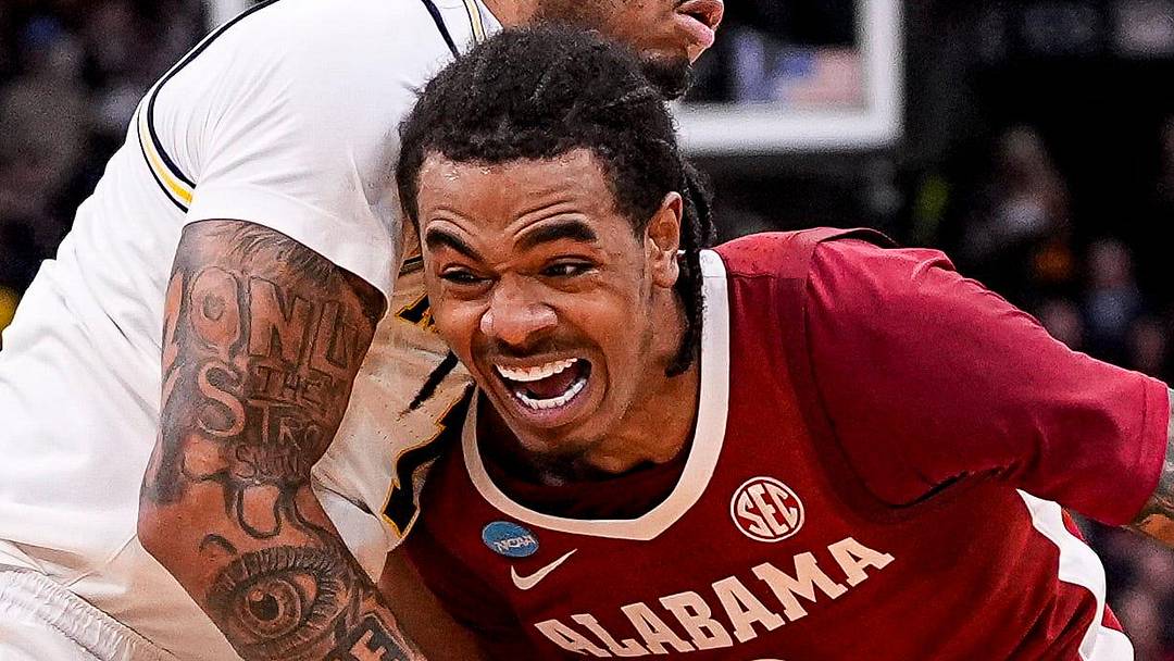 Michigan guard Roddy Gayle Jr. (11) defends Alabama guard Labaron Philon (0) during the first half of NCAA Tournament Sweet 16 round at United Center in Chicago on Friday, March 27, 2026.