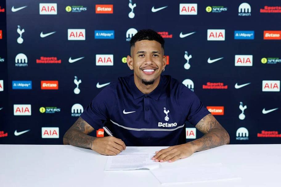 Sávio signing his Tottenham contract.